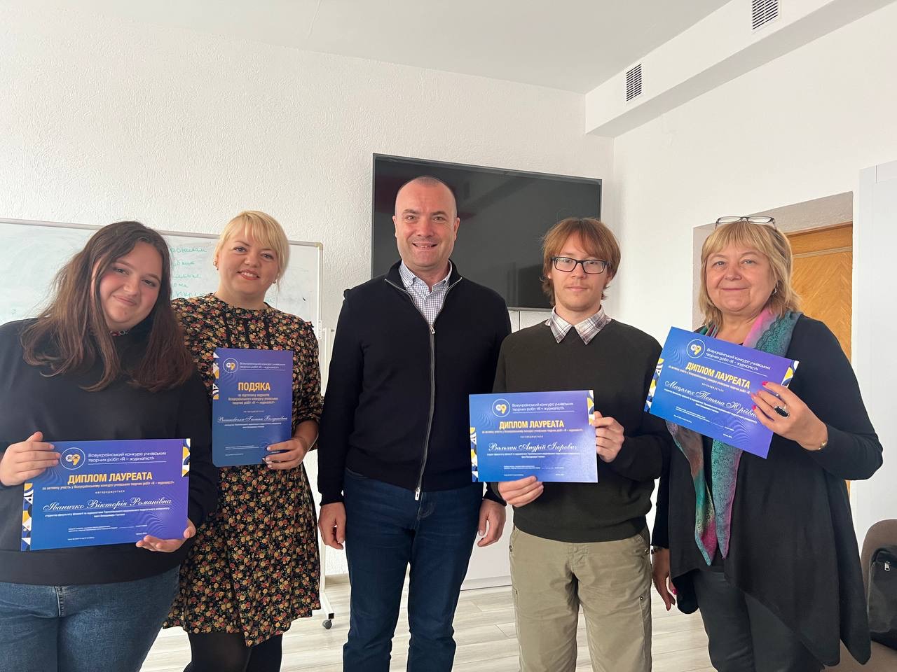 Пан Голубєв нагородив студентів-полоністів  дипломами лауреатів Всеукраїнського конкурсу Я-журналіст.